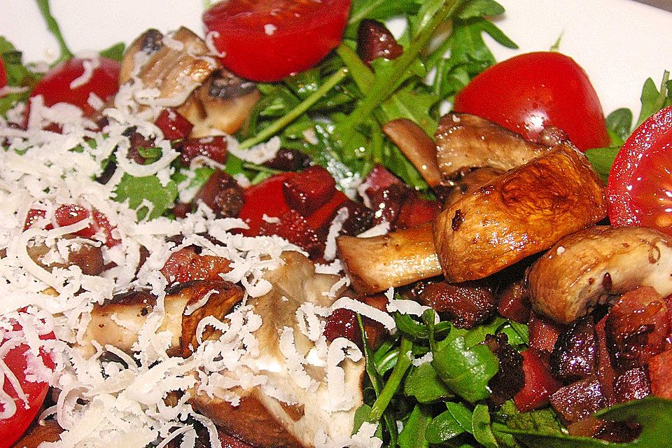 Rucola-Tomatensalat mit frischen Champignons