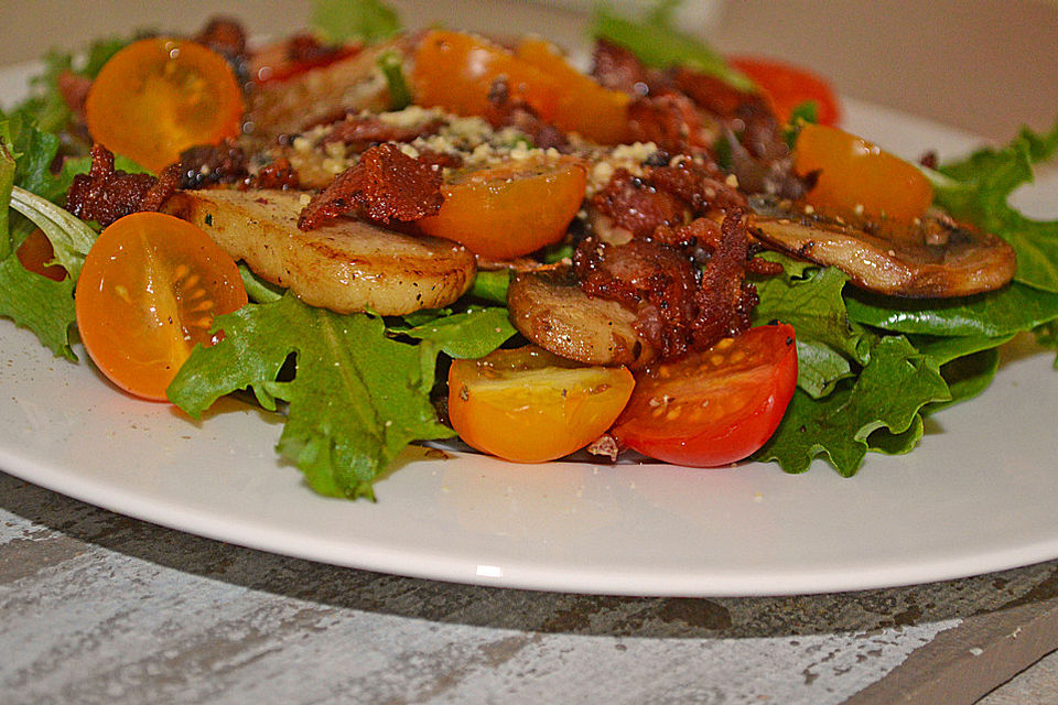 Rucola-Tomatensalat mit frischen Champignons