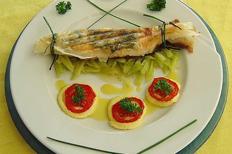 Lachsbonbon im Brikteig auf Staudensellerie mit Creme - Polenta, getrockneten Tomaten und einer beurre blanc