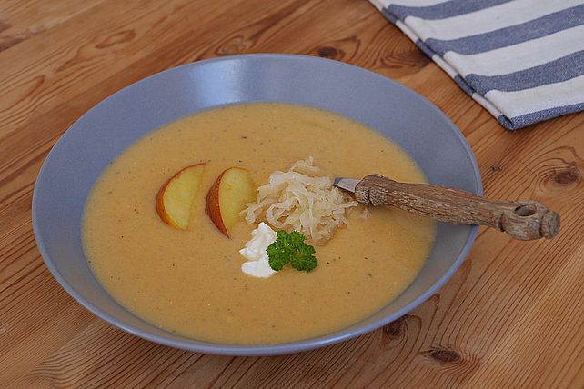 Kartoffel-Sauerkrautsuppe mit Apfel von Moonalina| Chefkoch