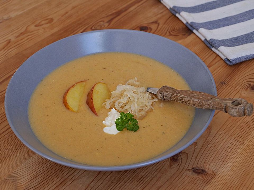 Kartoffel-Sauerkrautsuppe mit Apfel von Moonalina| Chefkoch