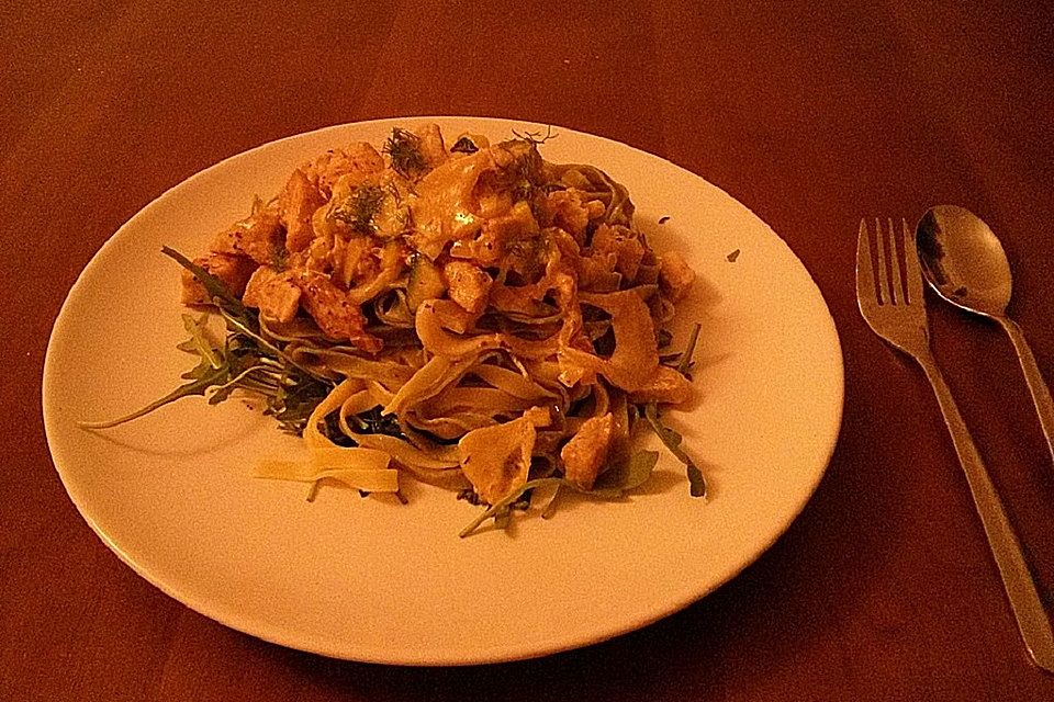 Tagliatelle auf einem Rucolabett mit Fenchel-Zucchini-Sauce