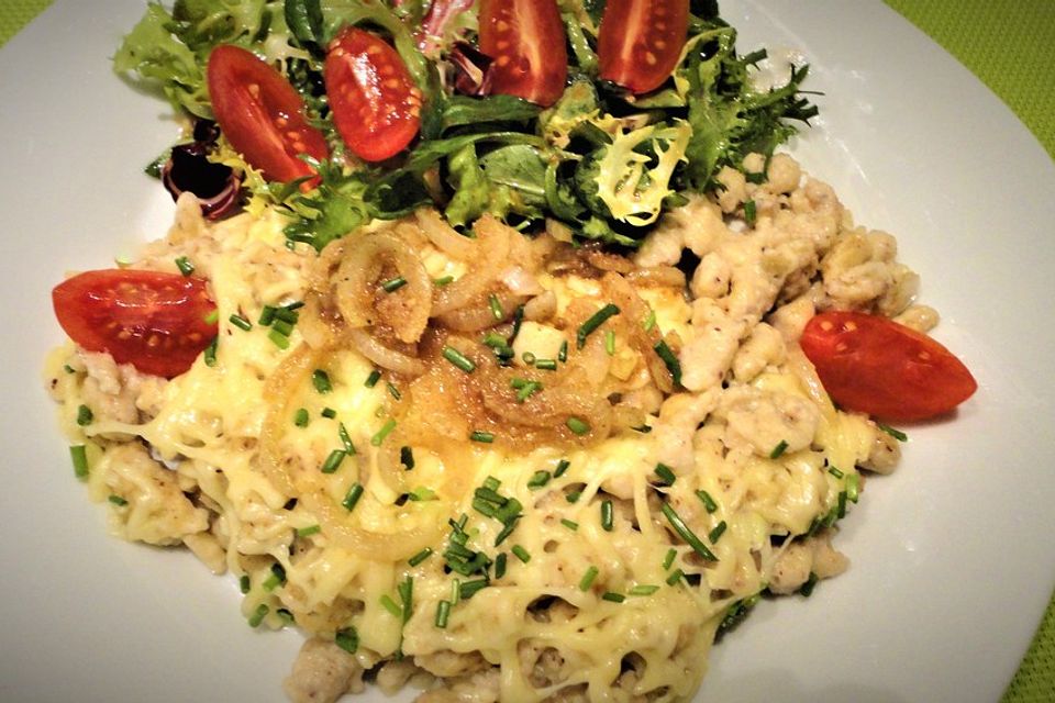 Würzige Käsespätzle mit Haselnüssen