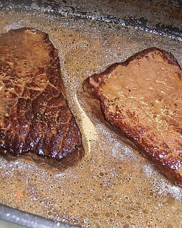 Steak aus der hohen Rippe in Pfeffer-Cognac-Rahmsoße