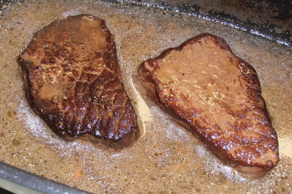 Steak aus der hohen Rippe in Pfeffer-Cognac-Rahmsoße