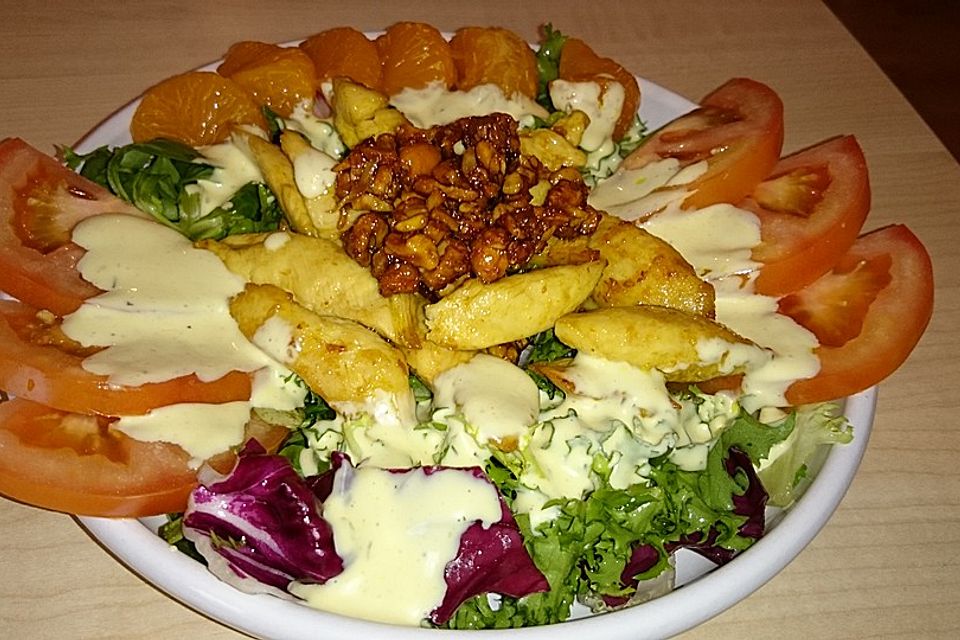 Fruchtiger Salat mit gebratenem Hähnchen, Mandarinen und Nüssen