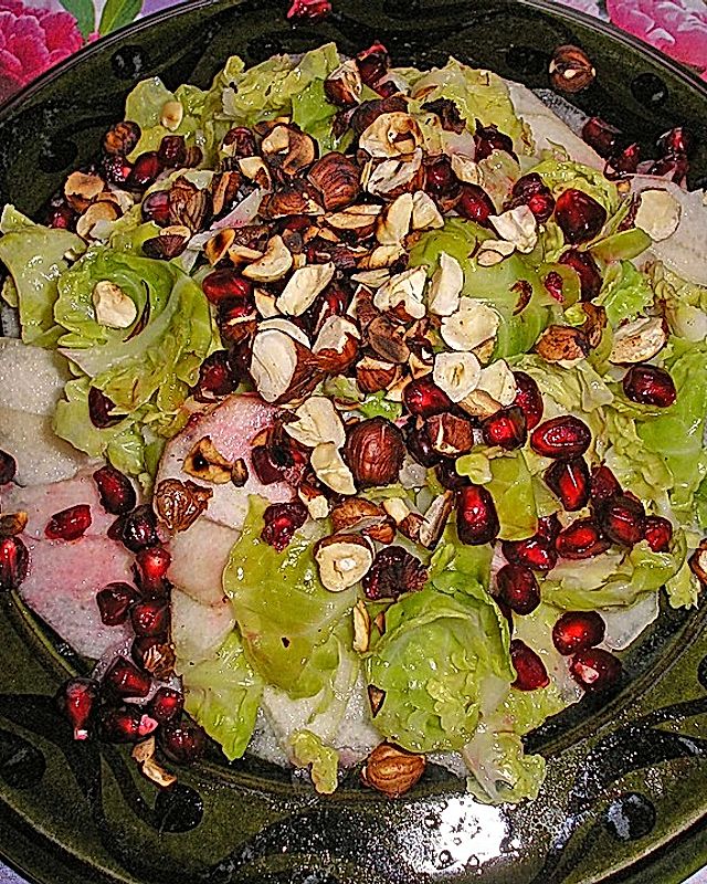 Rosenkohlblattsalat mit Nüssen, Granatapfelkernen und Birne