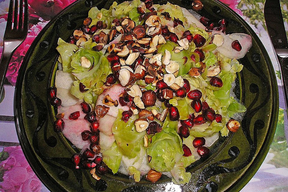 Rosenkohlblattsalat mit Nüssen, Granatapfelkernen und Birne