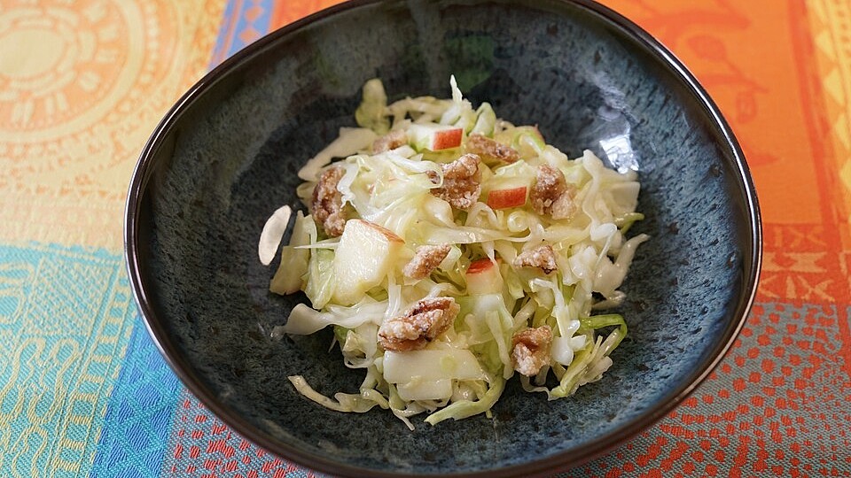 Spitzkohl-Apfel-Walnuss-Salat von maruschena