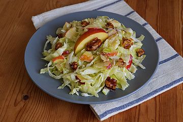Spitzkohl-Apfel-Walnuss-Salat