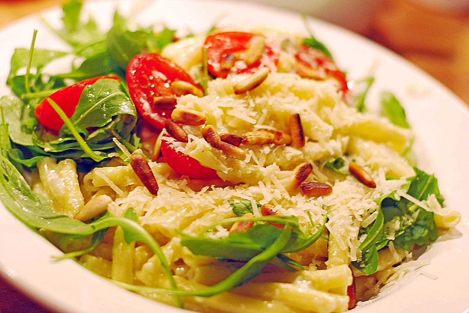 Gorgonzola-Pasta mit Rucola und Pinienkernen