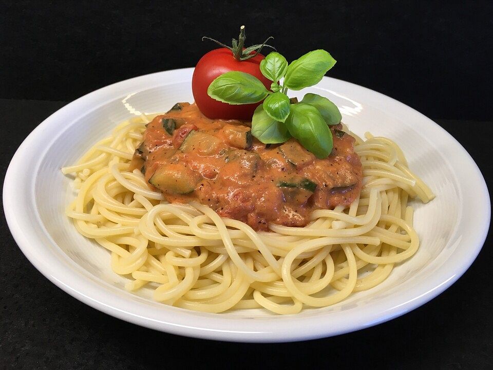 Pasta mit Zucchini, Tomaten und Frischkäse von Mone97| Chefkoch