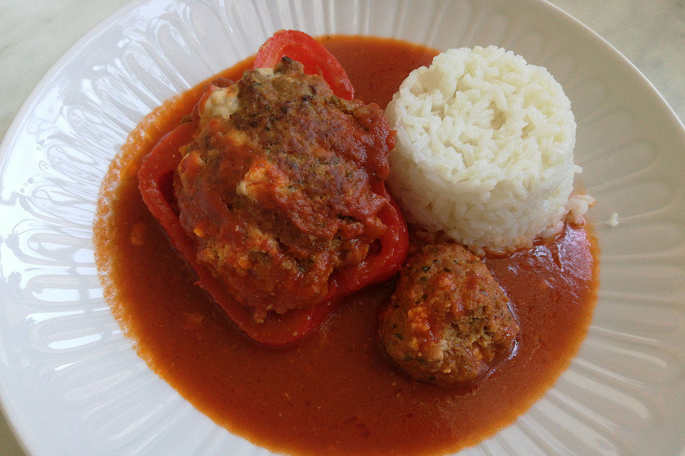 Gefüllte Paprika mit Tomatensoße