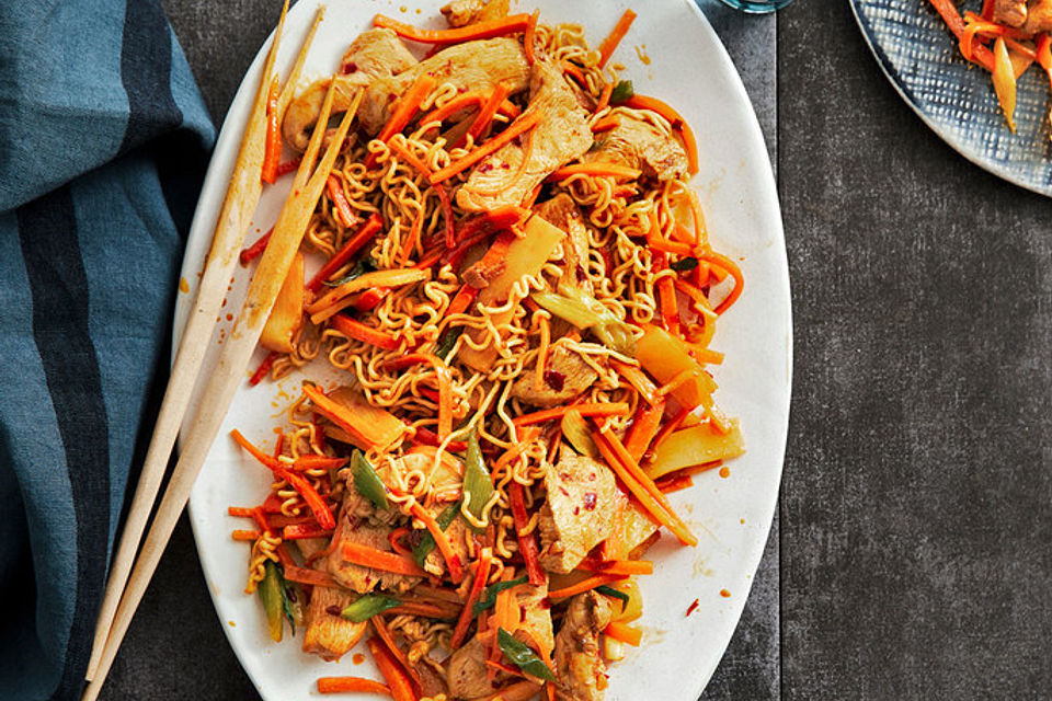 Gebratene Mie-Nudeln mit Hähnchen