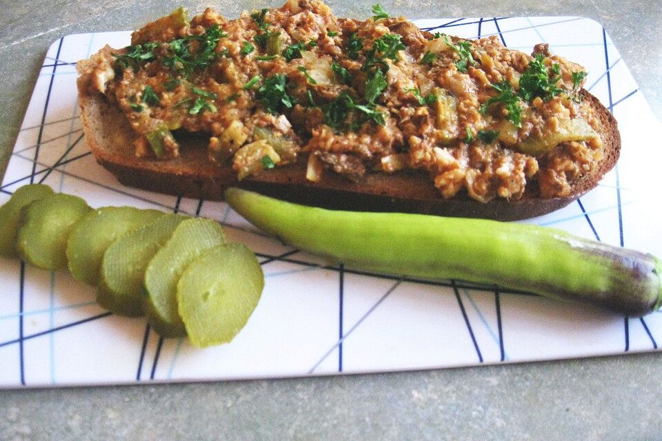 Thunfischaufstrich mit Gewürzgurke und Paprika