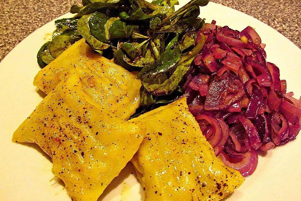 Maultaschen mit roten Zwiebeln