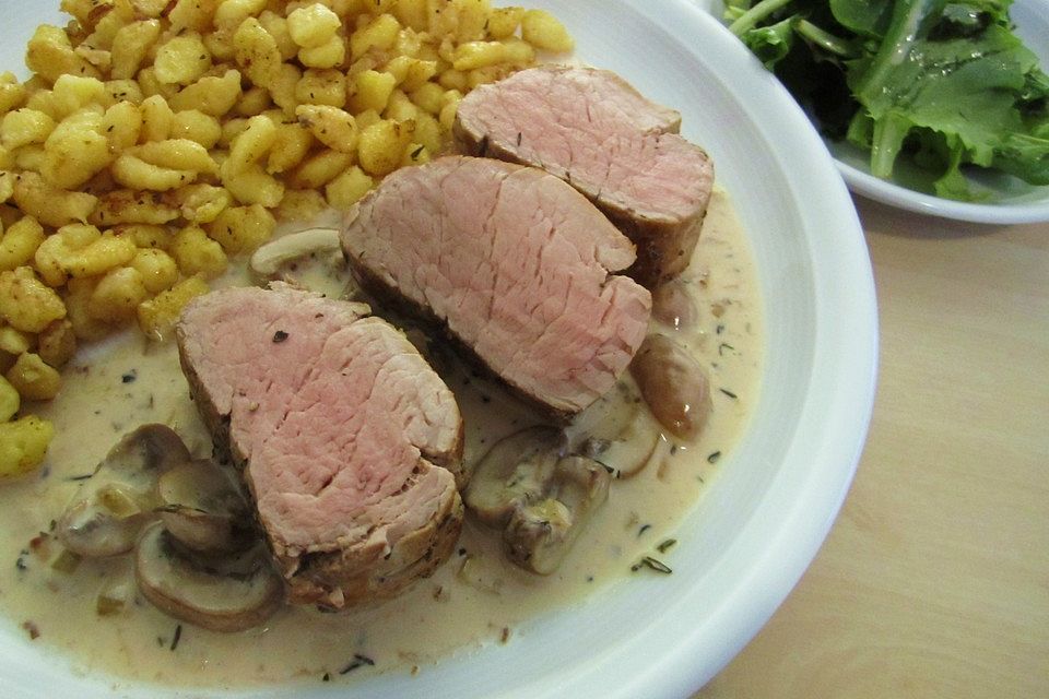 Kalbsfilet mit Spätzle in Champignon-Sahne-Soße