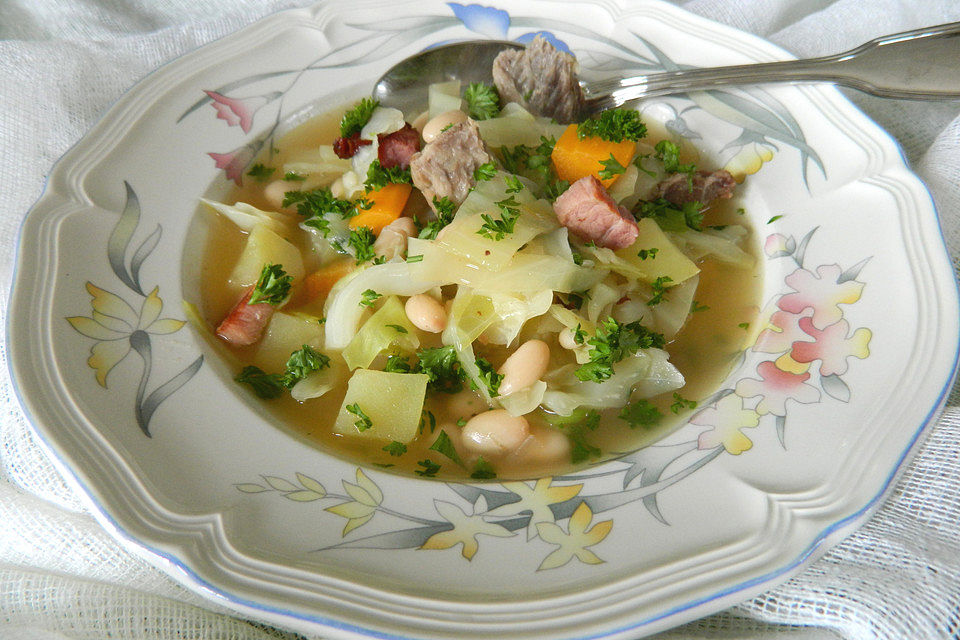 Weißkohleintopf mit Rinderbrust und weißen Bohnen