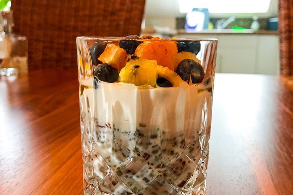 Chia-Samen-Pudding mit Obst