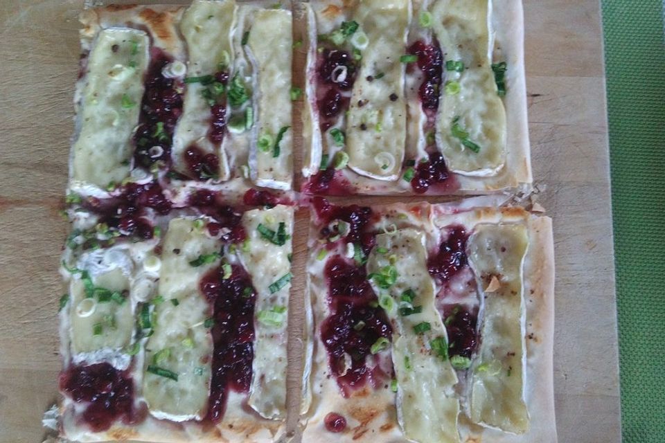 Flammkuchen mit Camembert und Preiselbeeren