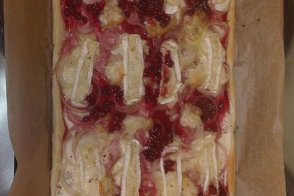 Flammkuchen mit Camembert und Preiselbeeren