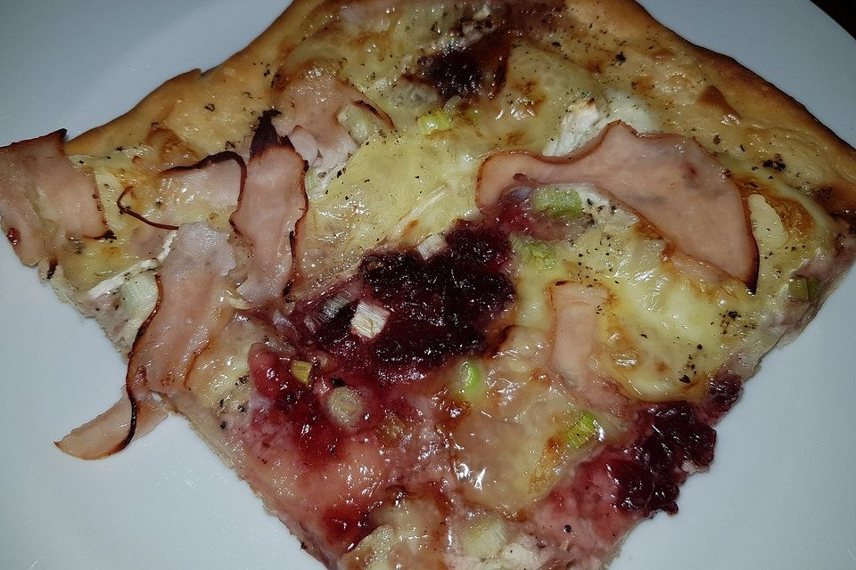 Flammkuchen mit Camembert und Preiselbeeren