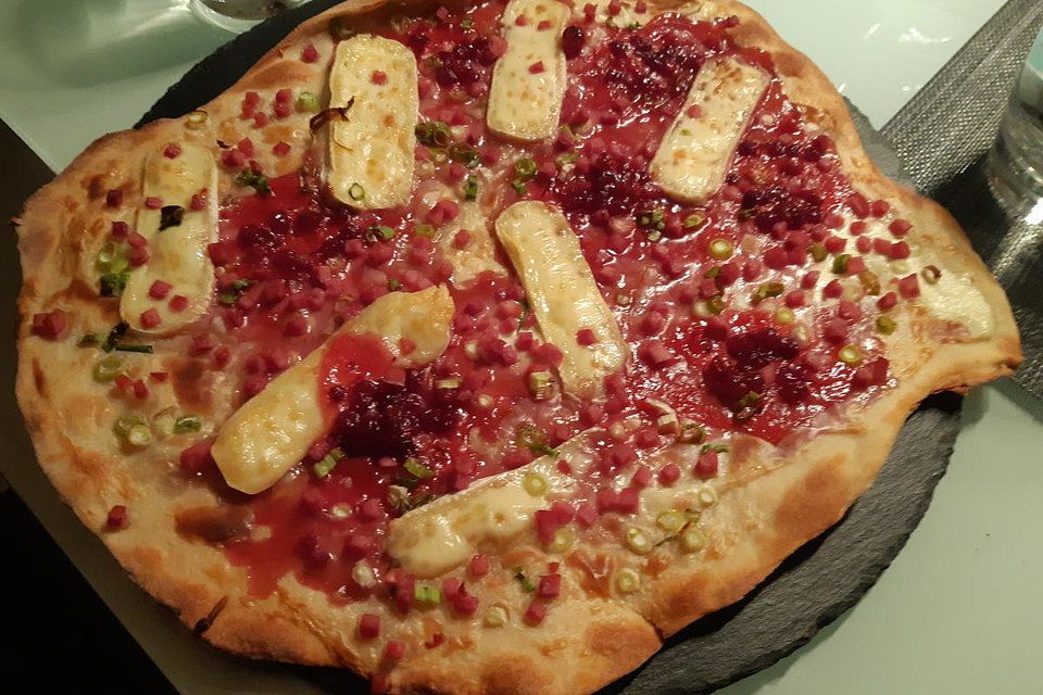 Flammkuchen mit Camembert und Preiselbeeren