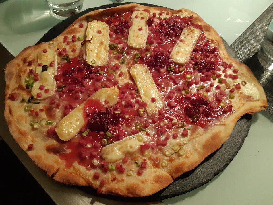 Flammkuchen mit Camembert und Preiselbeeren von dodith | Chefkoch