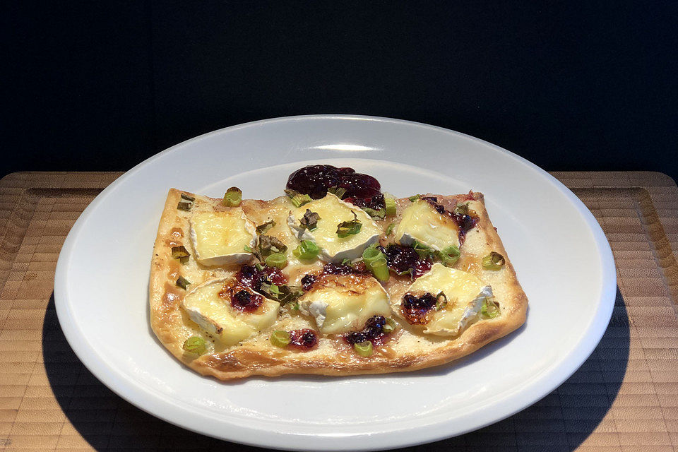 Flammkuchen mit Camembert und Preiselbeeren