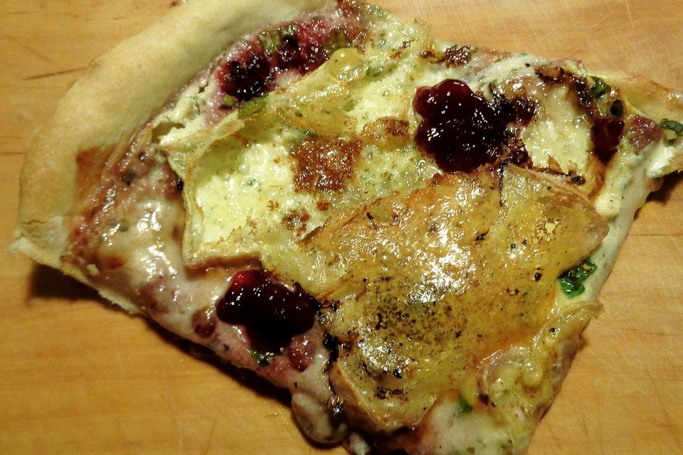 Flammkuchen mit Camembert und Preiselbeeren