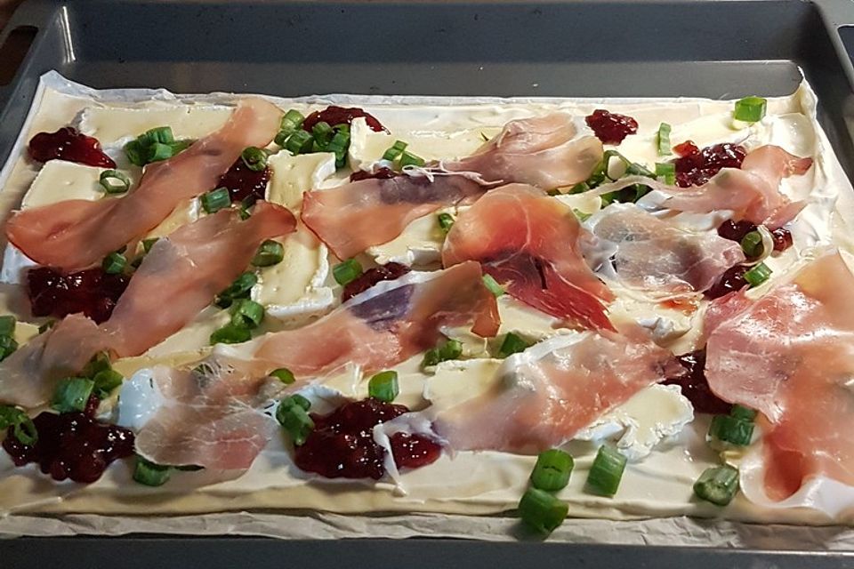 Flammkuchen mit Camembert und Preiselbeeren