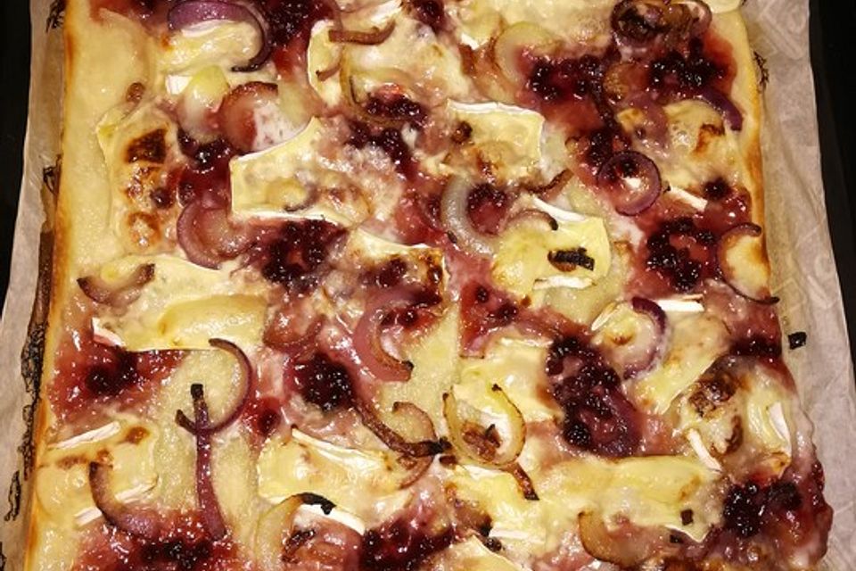 Flammkuchen mit Camembert und Preiselbeeren