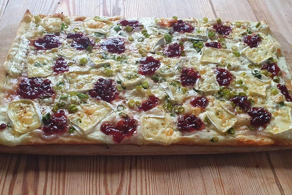 Flammkuchen mit Camembert und Preiselbeeren