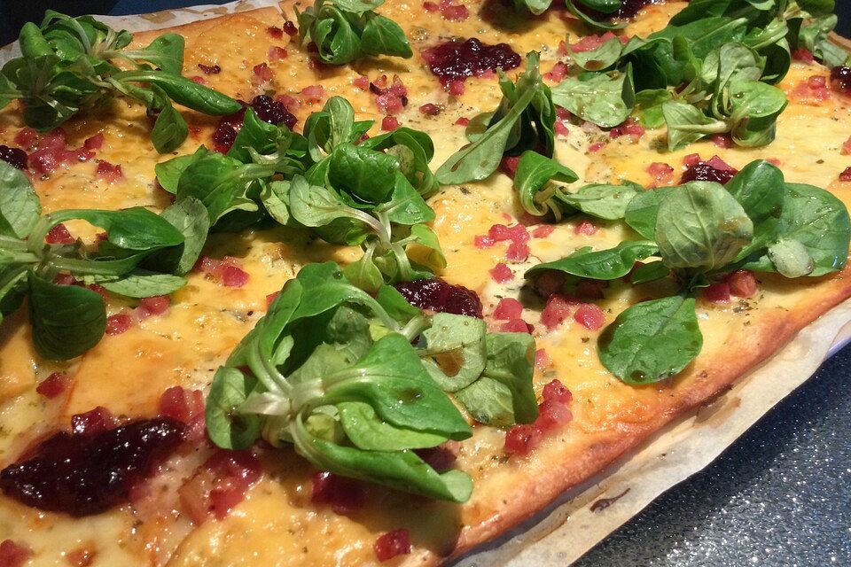 Flammkuchen mit Camembert und Preiselbeeren