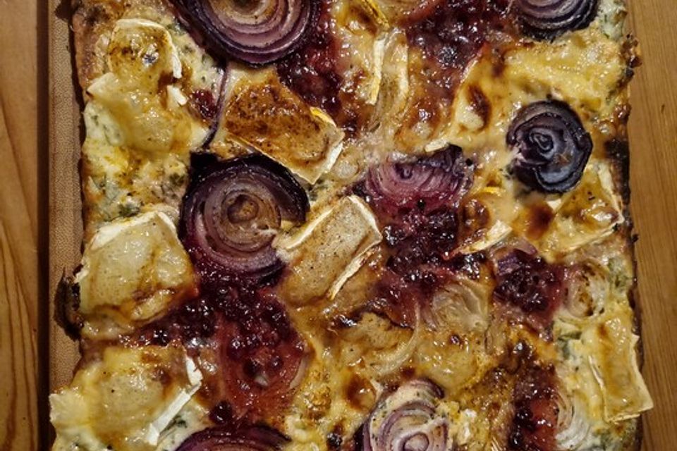 Flammkuchen mit Camembert und Preiselbeeren