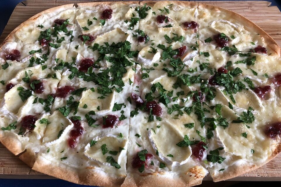 Flammkuchen mit Camembert und Preiselbeeren