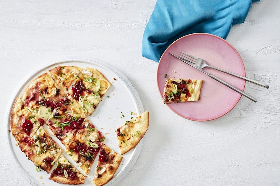 Flammkuchen mit Camembert und Preiselbeeren