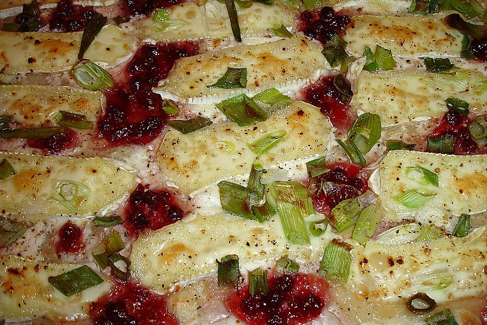 Flammkuchen mit Camembert und Preiselbeeren