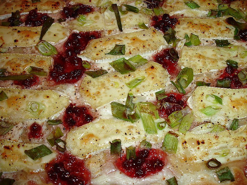 Flammkuchen mit Camembert und Preiselbeeren von dodith | Chefkoch