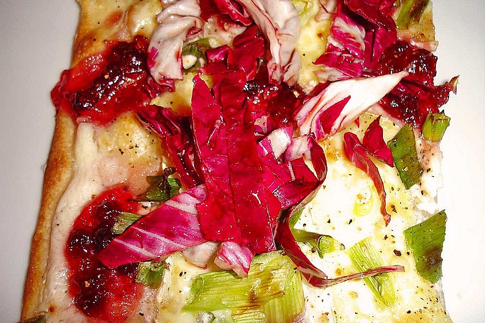 Flammkuchen mit Camembert und Preiselbeeren