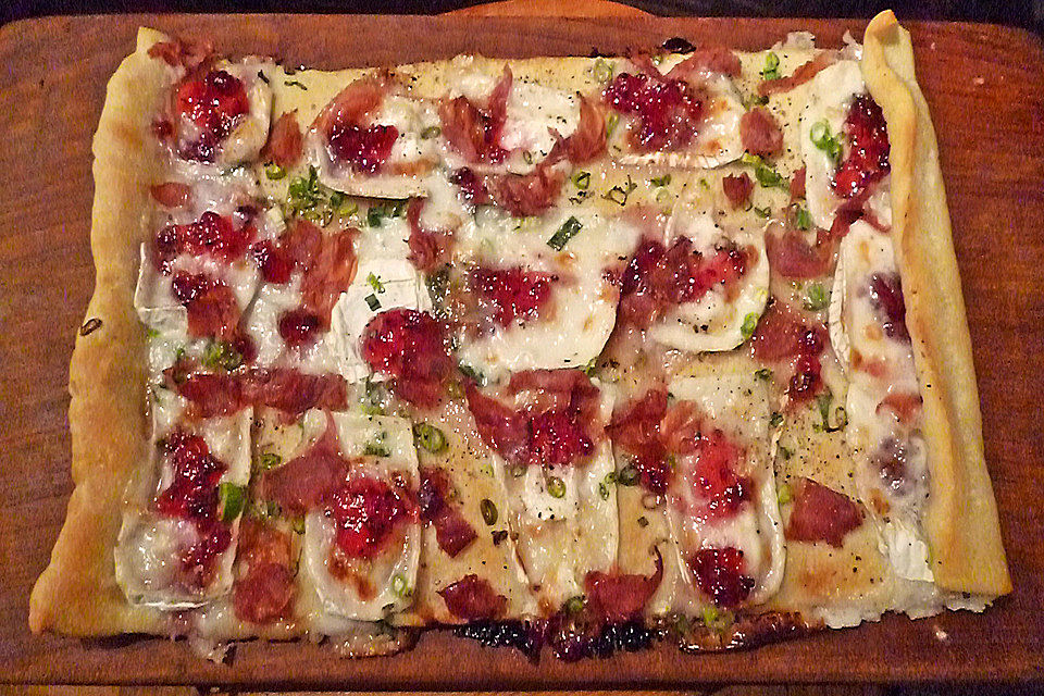 Flammkuchen mit Camembert und Preiselbeeren