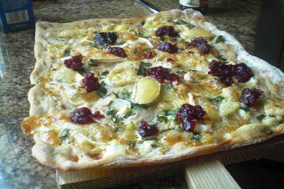 Flammkuchen mit Camembert und Preiselbeeren