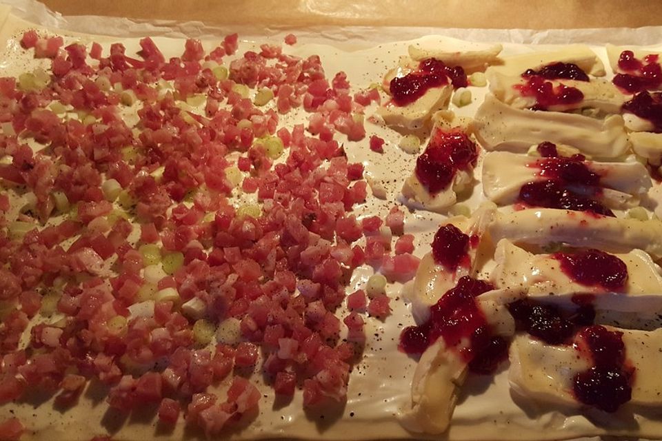 Flammkuchen mit Camembert und Preiselbeeren