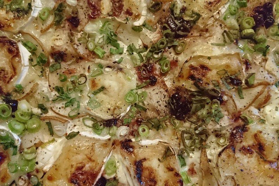 Flammkuchen mit Camembert und Preiselbeeren