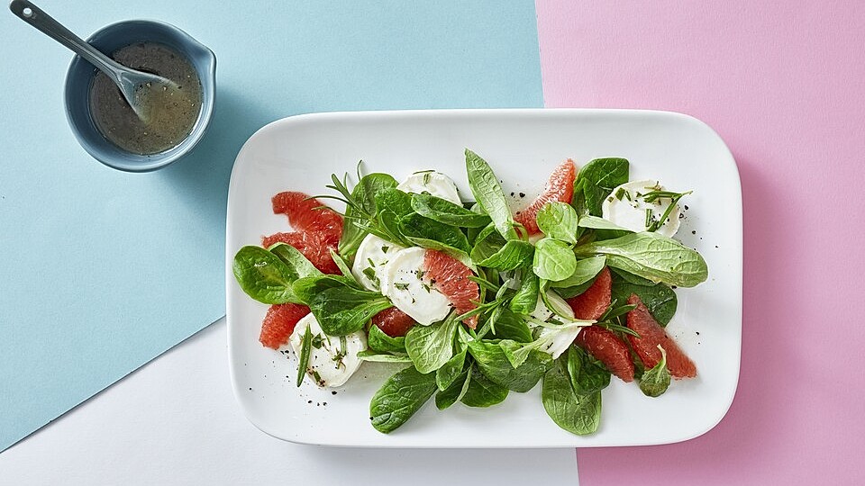 Feldsalat mit Ahornsirup-Vinaigrette, mariniertem Ziegenkäse und Pink ... Feldsalat mit Ahornsirup-Vinaigrette, mariniertem Ziegenkäse und Pink ...