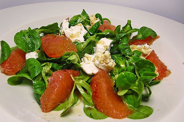 Feldsalat mit Ahornsirup-Vinaigrette, mariniertem Ziegenkäse und Pink ...