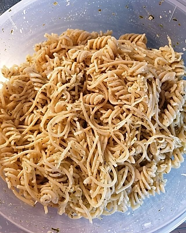 Spaghetti-Käse-Knoblauch-Salat