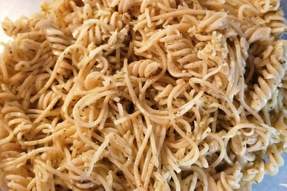 Spaghetti-Käse-Knoblauch-Salat