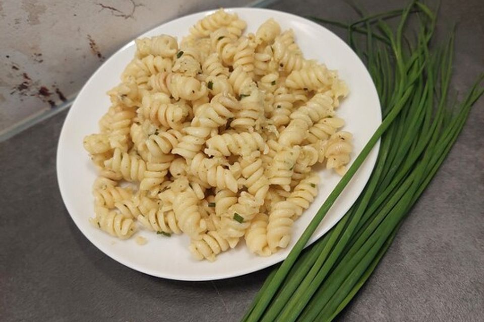 Spaghetti-Käse-Knoblauch-Salat