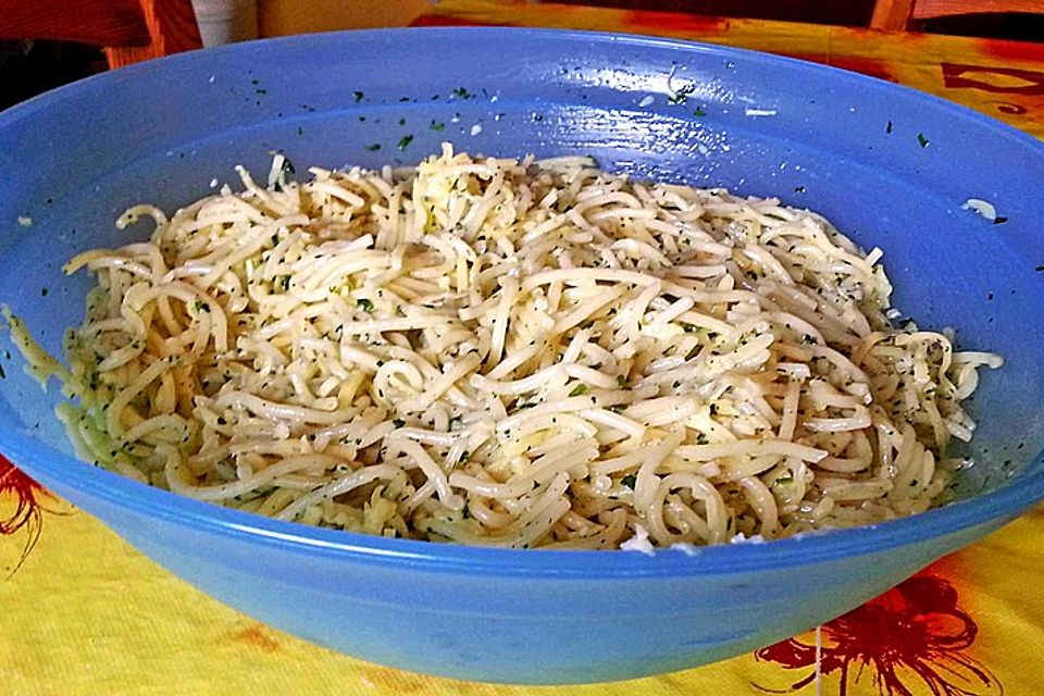 Spaghetti-Käse-Knoblauch-Salat